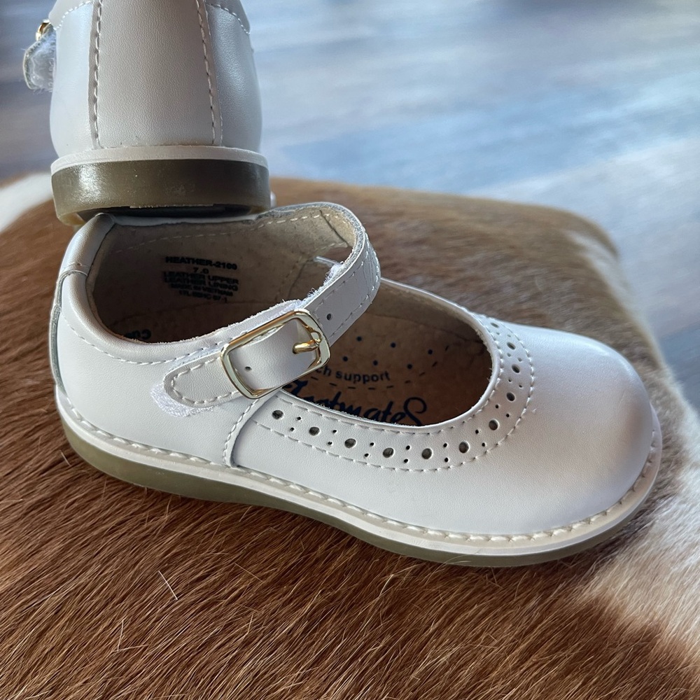 FootMates Girl's White Mary Jane Shoes - Size 7 Wide - Picture 4 of 7